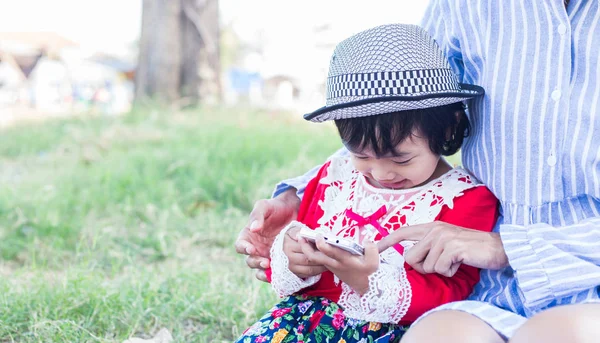 Sevimli kırmızı elbise giyen kızı