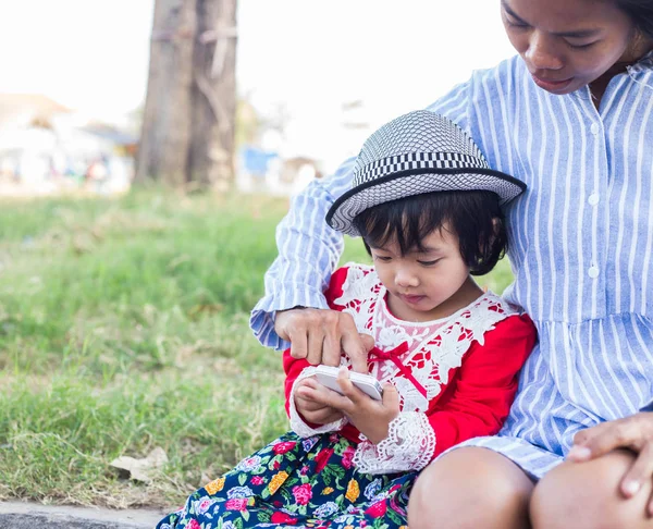 Sevimli kırmızı elbise giyen kızı