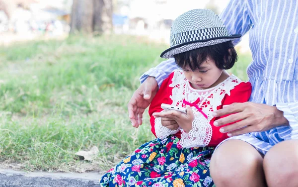 Sevimli kırmızı elbise giyen kızı