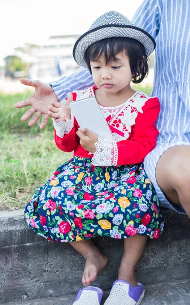 Sevimli kırmızı elbise giyen kızı