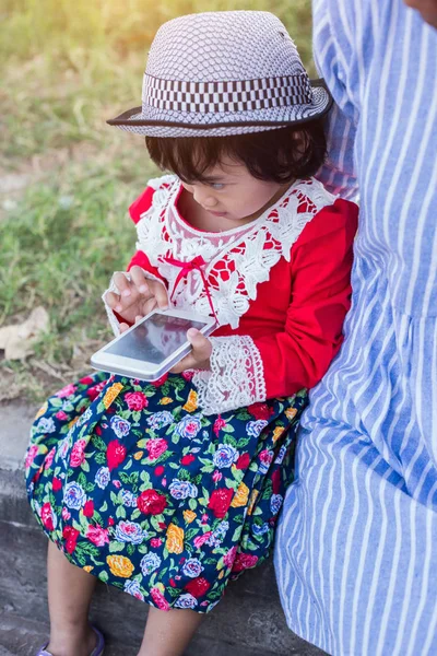 Sevimli kırmızı elbise giyen kızı