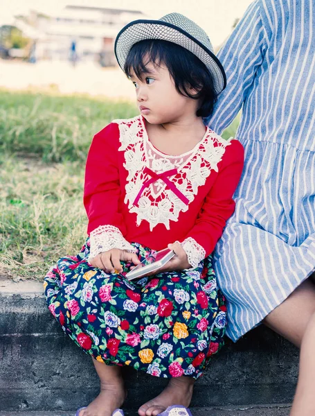 Sevimli kırmızı elbise giyen kızı