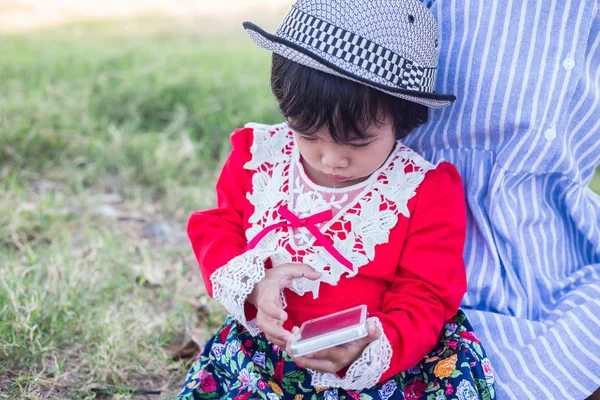 Sevimli kırmızı elbise giyen kızı