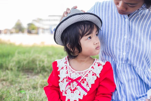Hija Usando Lindo Vestido Rojo —  Fotos de Stock