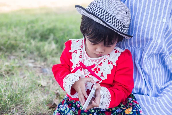 Sevimli kırmızı elbise giyen kızı