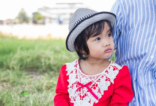 Sevimli kırmızı elbise giyen kızı