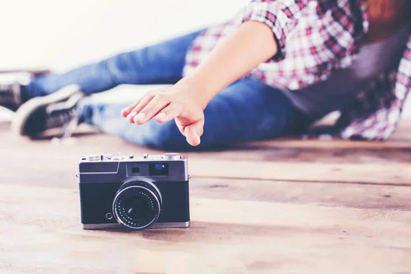 Joven Fotógrafa Hipster Tomando Fotos Mirando Cámara Sentada Suelo Madera —  Fotos de Stock