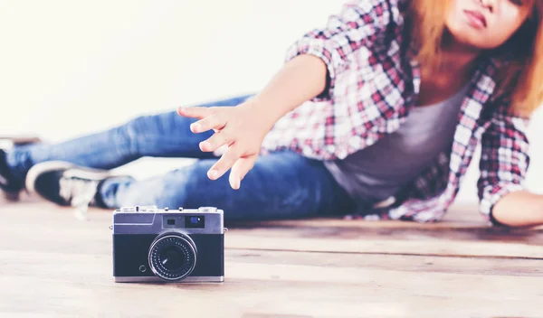 Joven Fotógrafa Hipster Tomando Fotos Mirando Cámara Sentada Suelo Madera —  Fotos de Stock