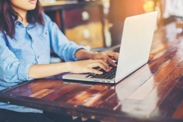 Dizüstü bilgisayarın dokunmatik pedinde el kontrolü.