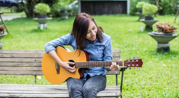 Mooie Jonge Vrouw Gitaarspelen Zittend Bank Happy Time Concept — Stockfoto