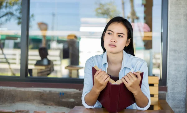 Hipster Encantadora Menina Relaxante Parque Enquanto Ler Livro Desfrute Natureza — Fotografia de Stock