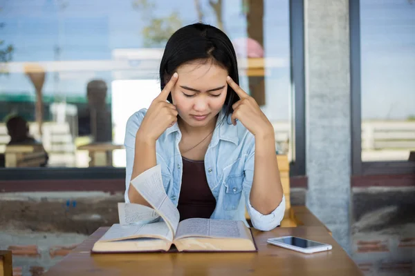 Hipster Charmante Fille Détendre Dans Parc Tout Lisant Livre Profitez — Photo