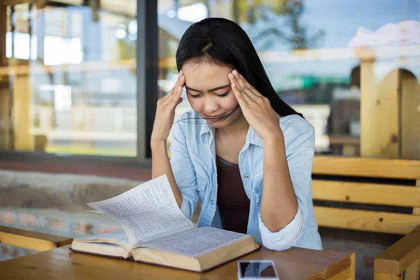 Hippi kız parkta okuma kitabı, Enjoy doğa etrafında süre rahatlatıcı sevimli.