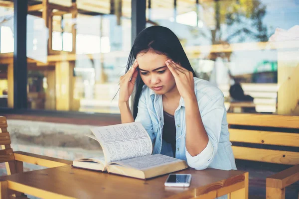 Hipster Charmante Fille Détendre Dans Parc Tout Lisant Livre Profitez — Photo