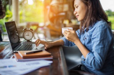 Dizüstü bilgisayarın dokunmatik pedinde el kontrolü.