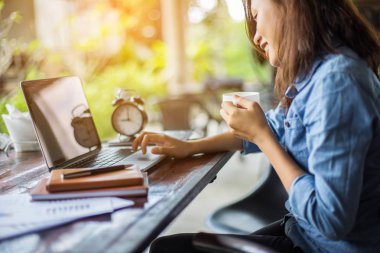 Dizüstü bilgisayarın dokunmatik pedinde el kontrolü.