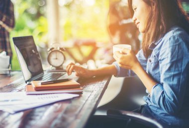 Dizüstü bilgisayarın dokunmatik pedinde el kontrolü.