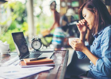Dizüstü bilgisayarın dokunmatik pedinde el kontrolü.