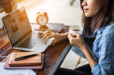 Dizüstü bilgisayarın dokunmatik pedinde el kontrolü.