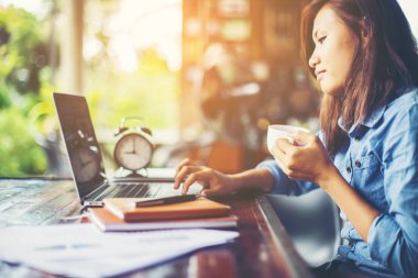 Dizüstü bilgisayarın dokunmatik pedinde el kontrolü.