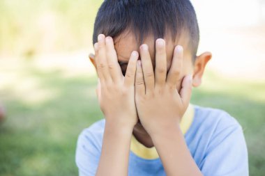 Mutlu melez erkek çocuk gülümseyen zevk yaşam kabul. Doğa, park veya açık havada Genç çocuk portresi. Mutlu bir aile veya başarılı evlat edinme veya ebeveynlik kavramı.