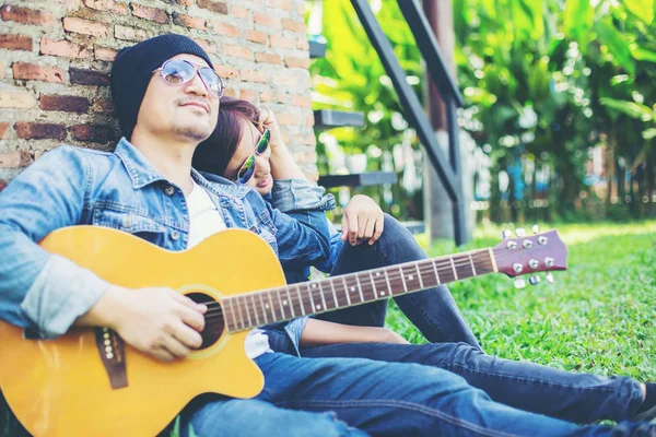 Man Van Het Spelen Van Gitaar Voor Zijn Vriendin Buiten — Stockfoto