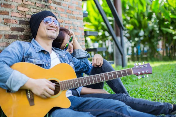 Man Van Het Spelen Van Gitaar Voor Zijn Vriendin Buiten — Stockfoto