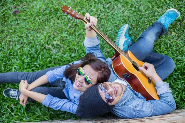 Man Van Het Spelen Van Gitaar Voor Zijn Vriendin Buiten — Stockfoto