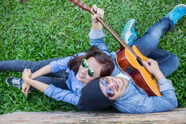 Man Van Het Spelen Van Gitaar Voor Zijn Vriendin Buiten — Stockfoto