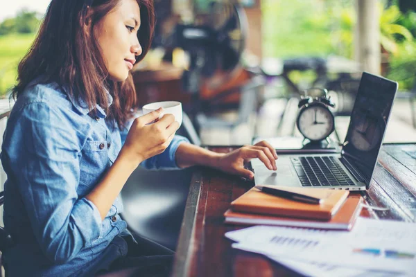 Dizüstü bilgisayarın dokunmatik pedinde el kontrolü.