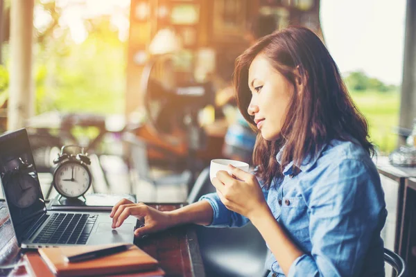 Dizüstü bilgisayarın dokunmatik pedinde el kontrolü.