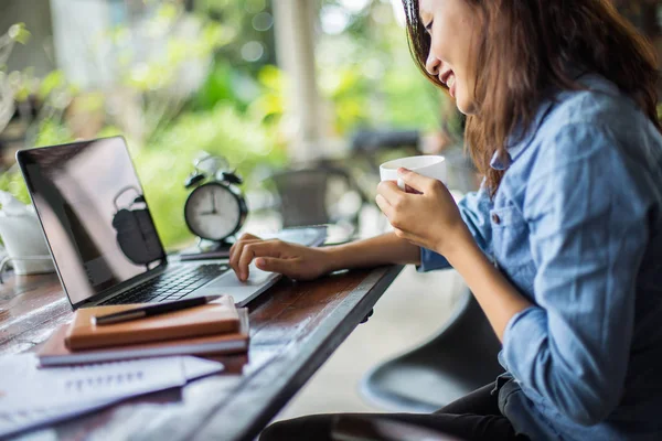 Dizüstü bilgisayarın dokunmatik pedinde el kontrolü.