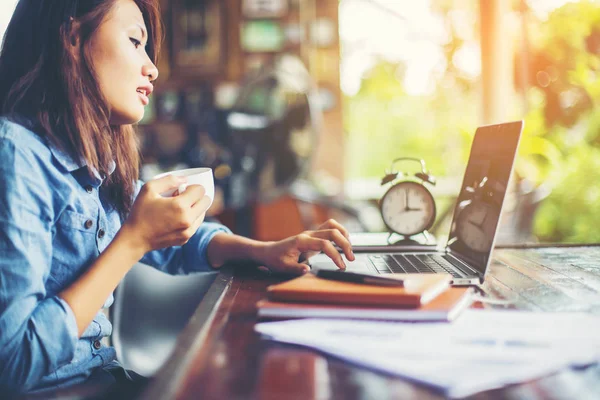 Dizüstü bilgisayarın dokunmatik pedinde el kontrolü.