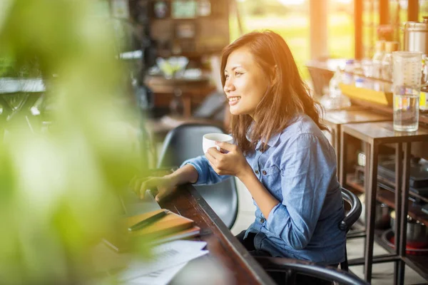 Dizüstü bilgisayarın dokunmatik pedinde el kontrolü.