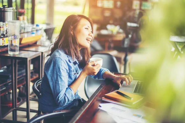 Dizüstü bilgisayarın dokunmatik pedinde el kontrolü.