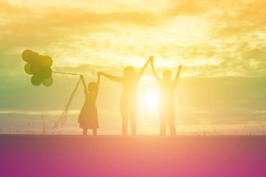 Çocuk siluet, çocuğun sevinç anlar. Doğa günbatımı