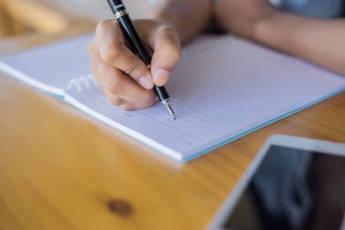 Bir dizüstü bilgisayar, telefon ve çalar saat tablo grafiği kontrol işadamı ne zaman sabah ışık.