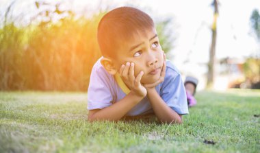 Mutlu melez erkek çocuk gülümseyen zevk yaşam kabul. Doğa, park veya açık havada Genç çocuk portresi. Mutlu bir aile veya başarılı evlat edinme veya ebeveynlik kavramı.