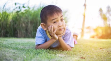 Mutlu melez erkek çocuk gülümseyen zevk yaşam kabul. Doğa, park veya açık havada Genç çocuk portresi. Mutlu bir aile veya başarılı evlat edinme veya ebeveynlik kavramı.