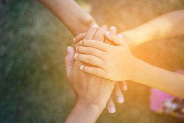 Mutlu melez erkek çocuk gülümseyen zevk yaşam kabul. Doğa, park veya açık havada Genç çocuk portresi. Mutlu bir aile veya başarılı evlat edinme veya ebeveynlik kavramı.