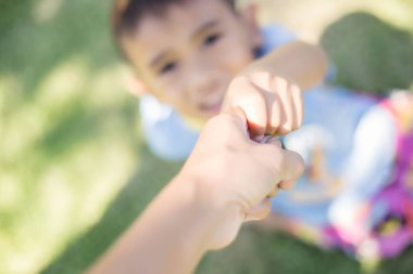 Mutlu melez erkek çocuk gülümseyen zevk yaşam kabul. Doğa, park veya açık havada Genç çocuk portresi. Mutlu bir aile veya başarılı evlat edinme veya ebeveynlik kavramı.