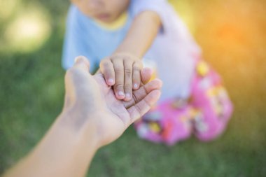 Mutlu melez erkek çocuk gülümseyen zevk yaşam kabul. Doğa, park veya açık havada Genç çocuk portresi. Mutlu bir aile veya başarılı evlat edinme veya ebeveynlik kavramı.