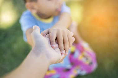 Mutlu melez erkek çocuk gülümseyen zevk yaşam kabul. Doğa, park veya açık havada Genç çocuk portresi. Mutlu bir aile veya başarılı evlat edinme veya ebeveynlik kavramı.