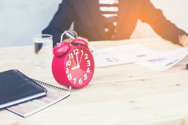 Veri grafikleri ile dizüstü bilgisayar üzerinde çalışan iş adamı elinde