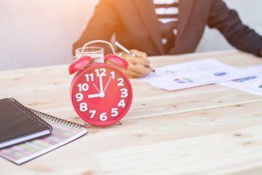 Veri grafikleri ile dizüstü bilgisayar üzerinde çalışan iş adamı elinde