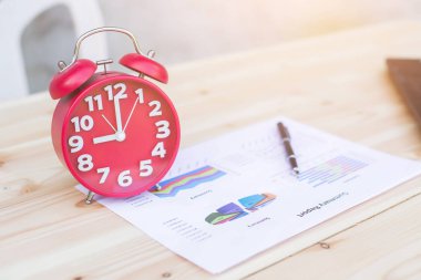 Veri grafikleri ile dizüstü bilgisayar üzerinde çalışan iş adamı elinde