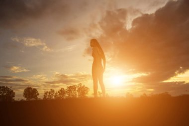 siluet kadın atlama ile mutlu