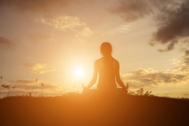 Genç kadın onun başarı, hayatta başarı kavramı için kaldırsın.