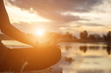 Genç kadın onun başarı, hayatta başarı kavramı için kaldırsın.
