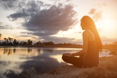 Genç kadın onun başarı, hayatta başarı kavramı için kaldırsın.